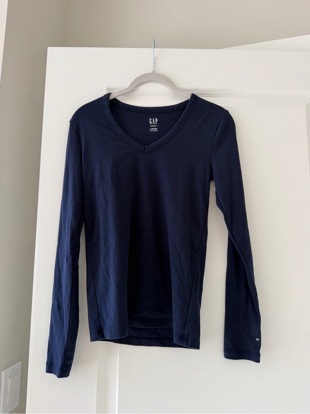 GAP Navy Long-Sleeve V-Neck Tee